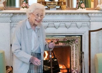 Los médicos de la Reina Isabel II, preocupados por su salud