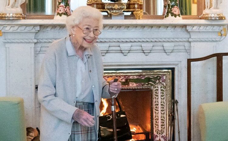 Los médicos de la Reina Isabel II, preocupados por su salud