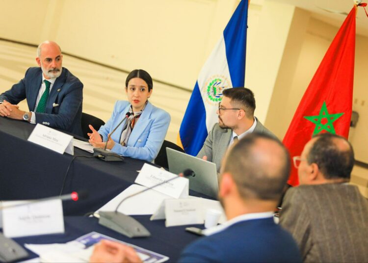 Vicecanciller Adriana Mira se reúne con delegación empresarial de Marruecos interesada en invertir en El Salvador