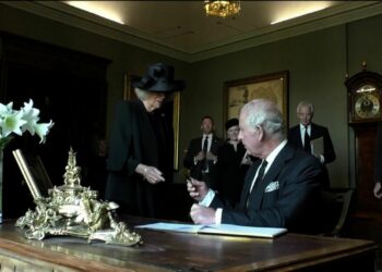 (VIDEO) «No puedo soportar esta maldita cosa»: el rey Carlos III se exaspera con una pluma fuente que pierde tinta