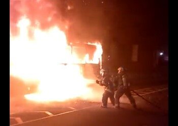 Autobús en consumido totalmente por las llamas en Soyapango