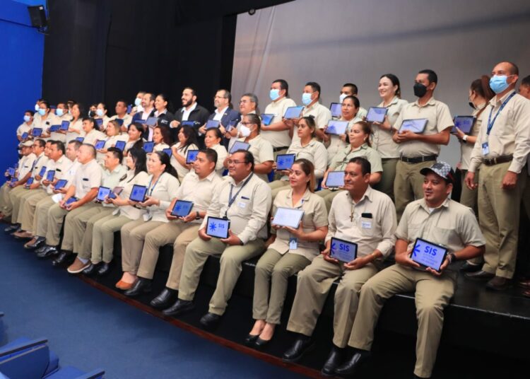 MINSAL entrega equipo informático a supervisores de promotores de salud