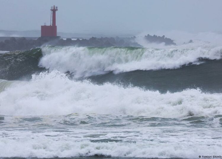 (VIDEO) Japón en alerta máxima por llegada de potente tifón Nanmadol