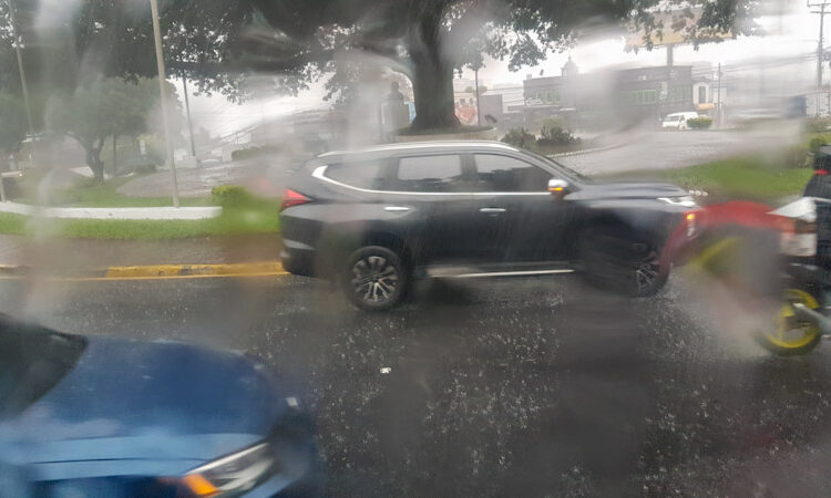 Continuarán las lluvias y tormentas para este viernes informó el Ministerio de Medio Ambiente