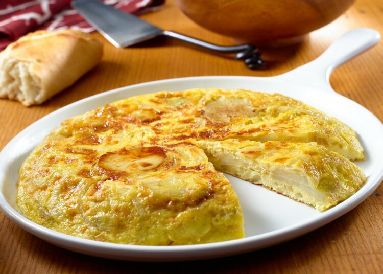 (VIDEO) Detienen en España a un hombre que, con hoz en mano, reclamaba una tapa de tortilla