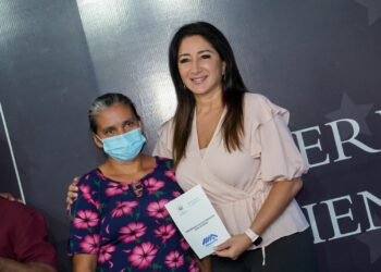 Ministra de Vivienda entrega contribuciones para construcción de viviendas a veteranos y excombatientes