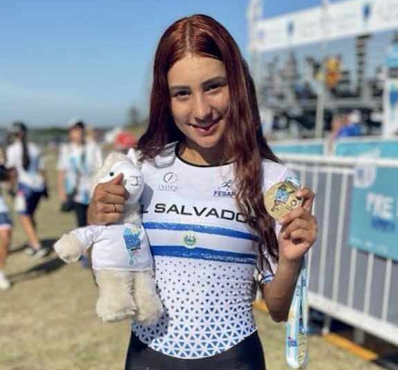 Ivonne Nóchez gana primer oro mundial para el patinaje salvadoreño