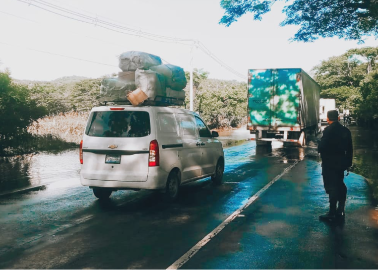 Habilitan paso vehicular en cantón La Canoa, carretera El Litoral