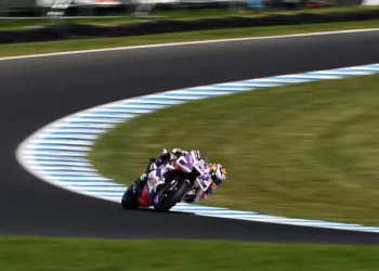 Martín supera el récord de la pole en Phillip Island para batir a Márquez