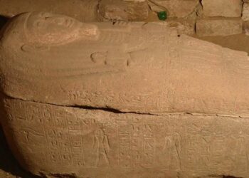 Descubren un sarcófago de granito rosa perteneciente a un alto funcionario del faraón del Antiguo Egipto Ramsés II