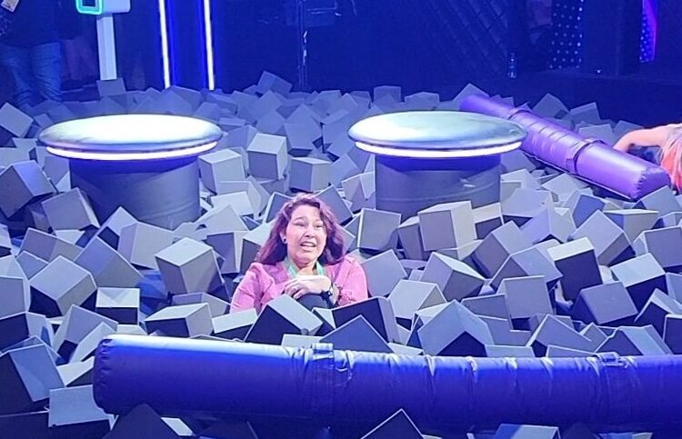 (VIDEO) El momento en que una streamer cae y se fractura la espalda en plena transmisión