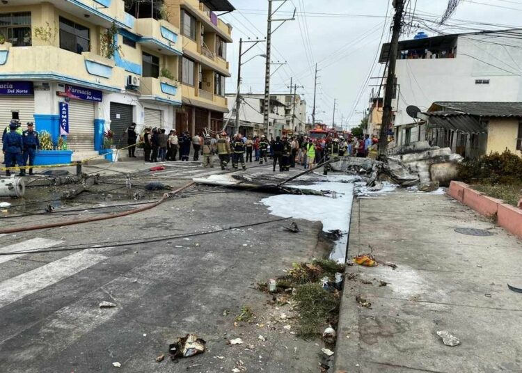 Dos muertos y conmoción al estrellarse una avioneta en una zona residencial en Ecuador