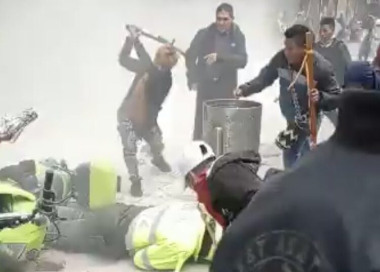 (IMÁGENES FUERTES ) Batalla campal en el centro de Bogotá que dejó varios civiles y policías heridos
