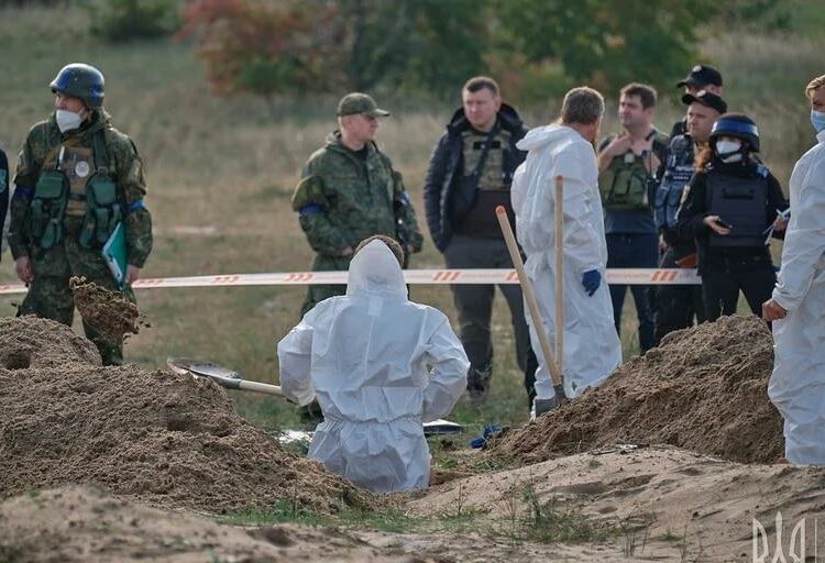 146 cuerpos fueron exhumados de una fosa común hallada en Lyman, una ciudad recuperada por Ucrania