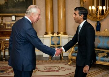 Rishi Sunak visitó al rey Carlos III y asumió como primer ministro del Reino Unido