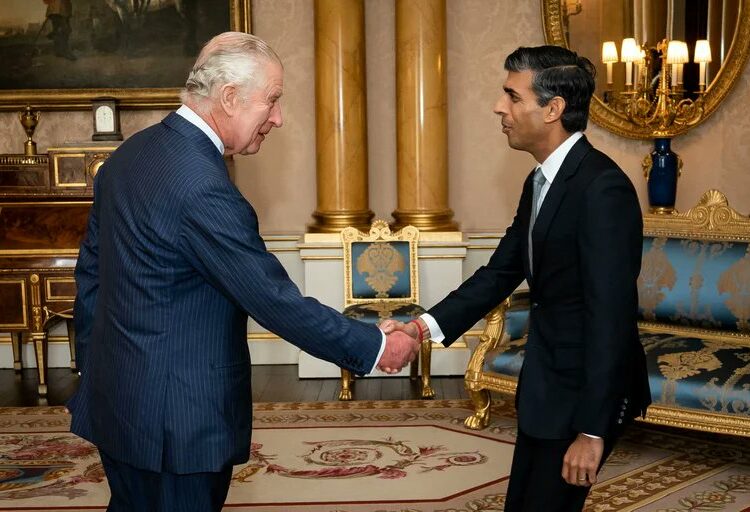 Rishi Sunak visitó al rey Carlos III y asumió como primer ministro del Reino Unido