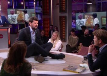 (VIDEO) Un activista climático se ‘pega’ a la mesa en un programa de televisión
