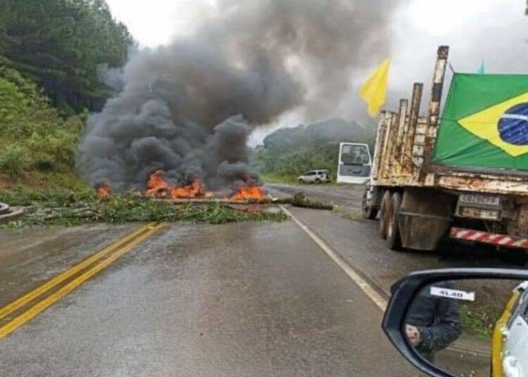 Brasil: suben a 70 los bloqueos de camioneros por derrota de Bolsonaro