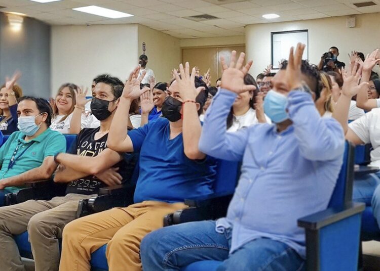 Inicia Curso de Lengua de Señas para capacitar a personal del ISSS 