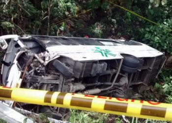 Mueren 15 personas en choque entre autobús y camión en el centro de India