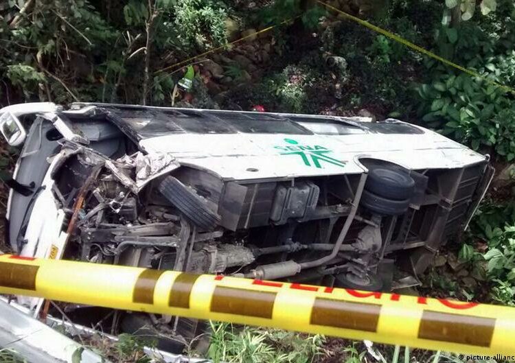 Mueren 15 personas en choque entre autobús y camión en el centro de India