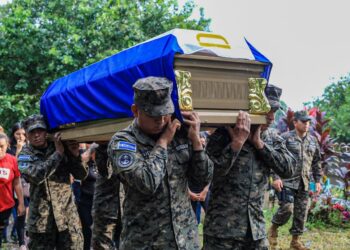 Rinden honores a los elementos de la Fuerza Armada que perdieron la vida en Comasagua 