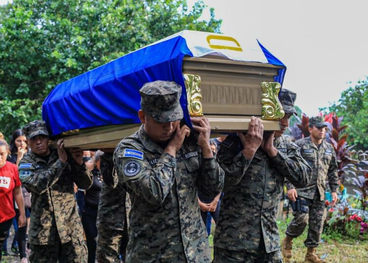 Rinden honores a los elementos de la Fuerza Armada que perdieron la vida en Comasagua