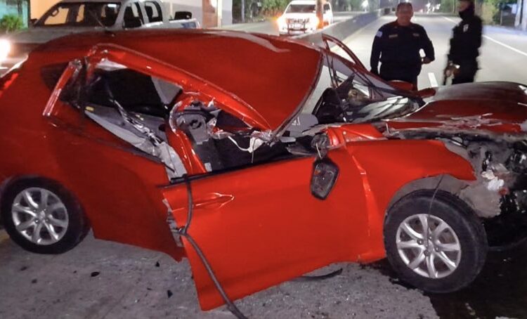 Dos personas resultan lesionadas tras fuerte impacto contra una rastra