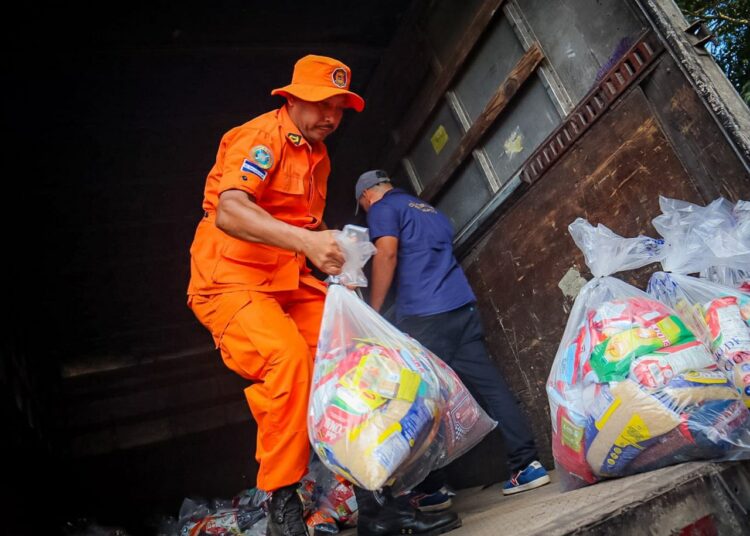Gobierno continúa entregando paquetes alimenticios a familias afectadas por la Tormenta Tropical Julia