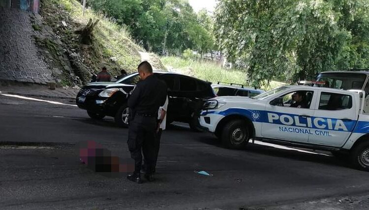 IMAGENES FUERTES | Anciana es arrollada sobre Carretera de Oro, en Ilopango