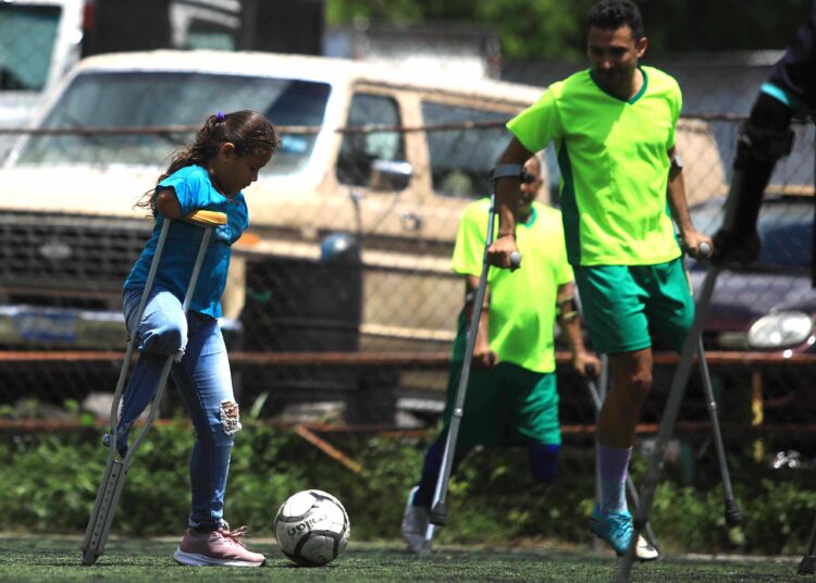 Bethany y Sonia Montes disfrutaron de la actividad inclusiva de fútbol de amputados