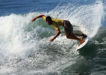 El surfista salvadoreño Bryan Pérez va tras un cupo en los Panamericanos