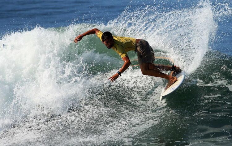 El surfista salvadoreño Bryan Pérez va tras un cupo en los Panamericanos
