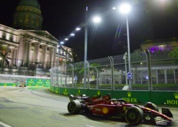 Leclerc conquista una ajustada pole en Singapur y Verstappen se complica el Mundial saliendo octavo