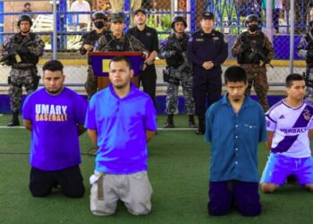 Autoridades presentan a miembros de una clica responsables del asesinato del mandador de una finca en Comasagua