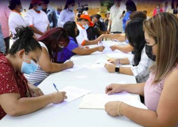 Más de 300 madres solteras firmaron contratos laborales en San Salvador