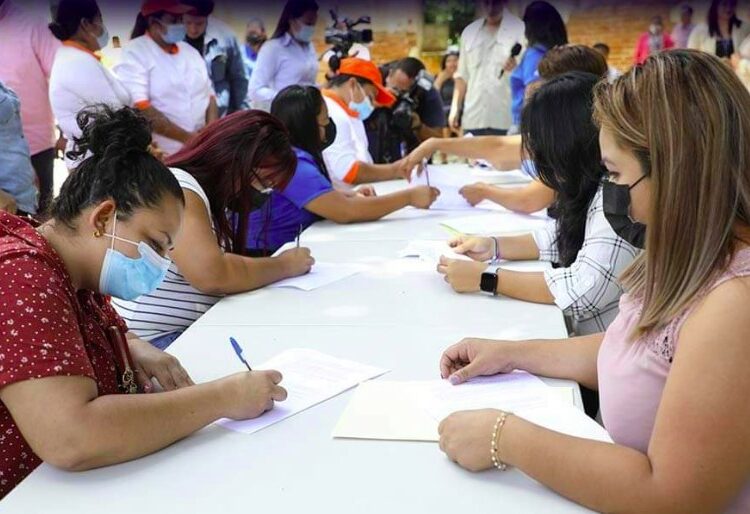 Más de 300 madres solteras firmaron contratos laborales en San Salvador