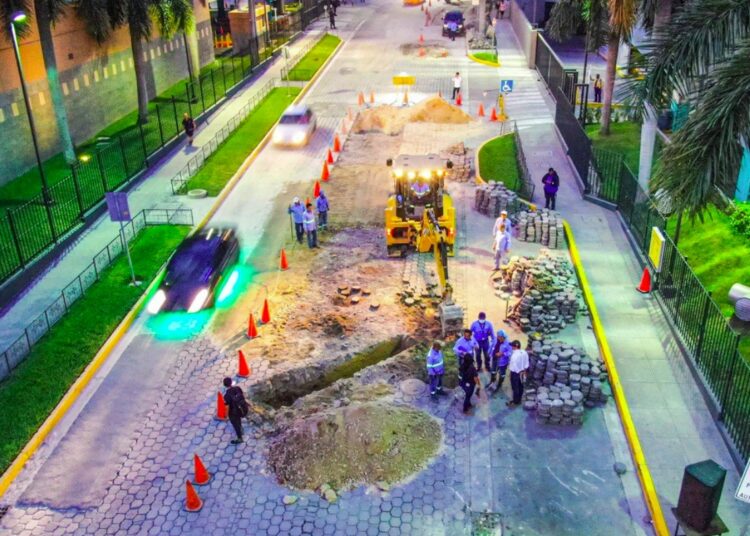 ANDA desarrolla trabajos de reubicación de tuberías de aguas residuales en calle Montecarmelo, Soyapango