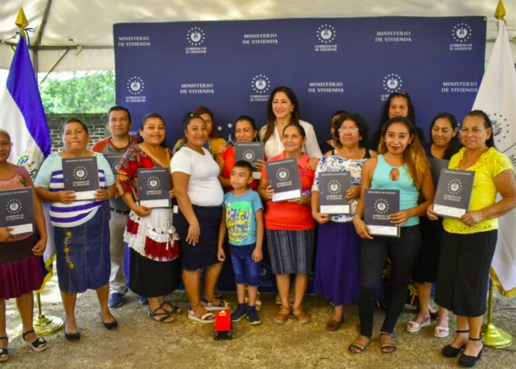 Entregan 45 escrituras de propiedad a familias de comunidades en Sonsonate