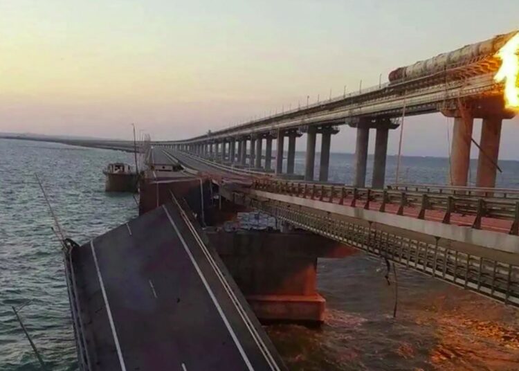 Fuerte explosión daña parte del puente de Kerch, una de las principales rutas de conexión entre Rusia y Crimea