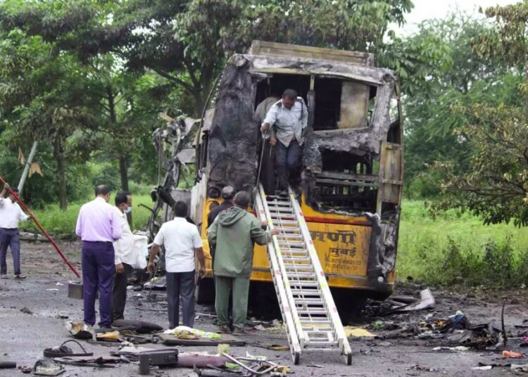 Al menos 12 muertos y 43 heridos tras incendiarse un autobús en India