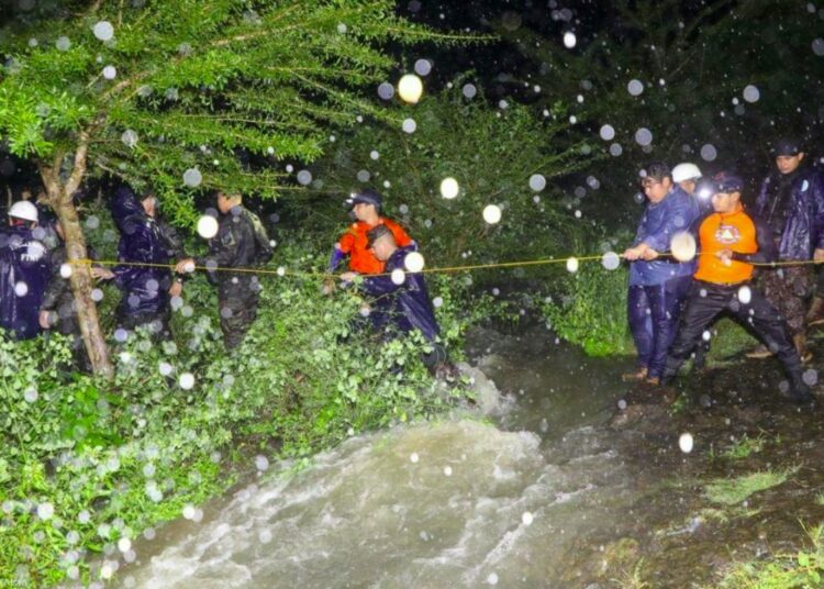 50 personas evacuadas tras desbordamiento de río en cantón Pavana, La Unión