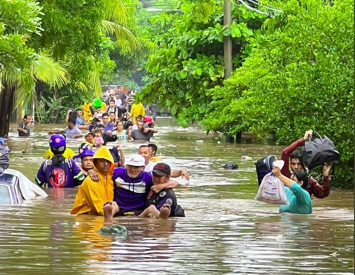 Inundación en colonia Prado tras el desbordamiento del río Grande de San Miguel