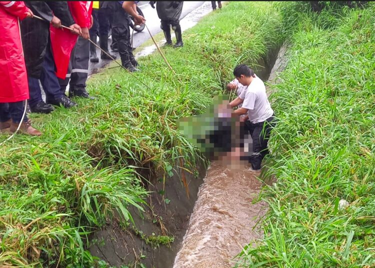 Motociclista muere luego de ser arrastrado por fuerte corriente de agua en Armenia