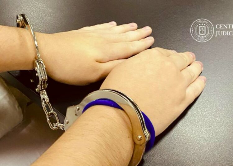 Empleada doméstica es acusada de robar $10 mil en joyas en Santa Ana