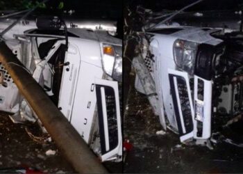 Conductor de camión pierde el control y termina volcando sobre la Troncal del Norte