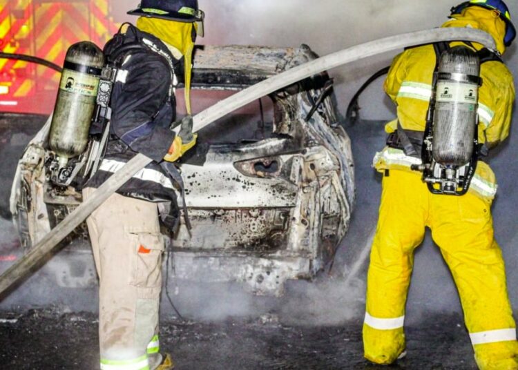 VIDEO | Dos vehículos fueron consumidos por las llamas esta madrugada en La Libertad