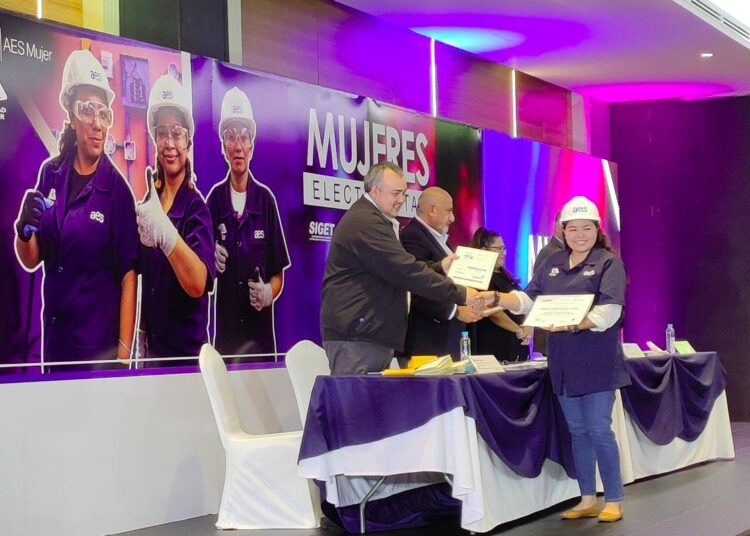 Más de 120 mujeres se graduaron como técnicas electricistas