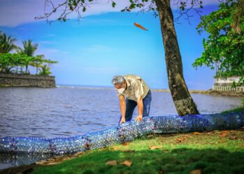 MARN pone a disposición riobardas a comunidades para retener desechos flotantes