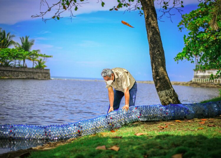 MARN pone a disposición riobardas a comunidades para retener desechos flotantes